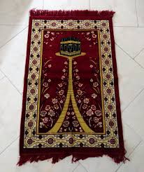 تصویر 1 از سجاده مخمل قرمز با طراحی زیبا و مدرن